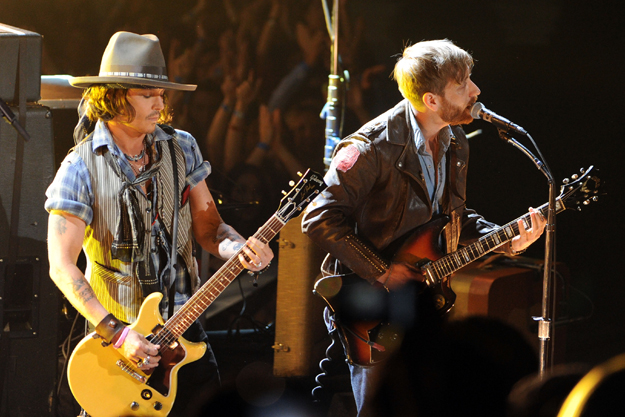 Johnny Depp Guitar Black Keys MTV Movie Awards Gibson Les Paul Standard